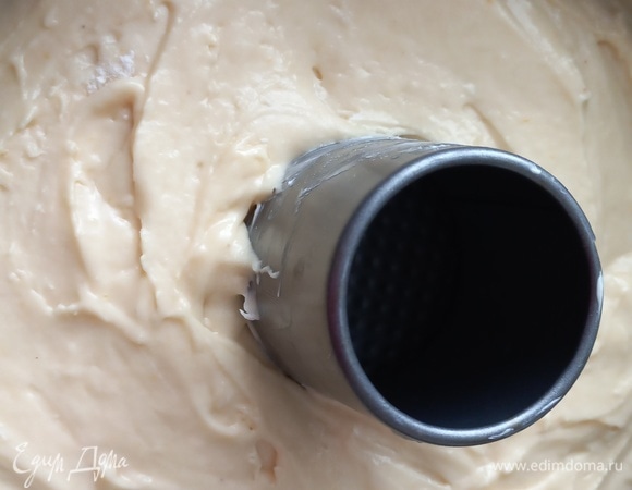 Застилаем форму пекарской бумагой или смазываем сливочным маслом. Выкладываем тесто.