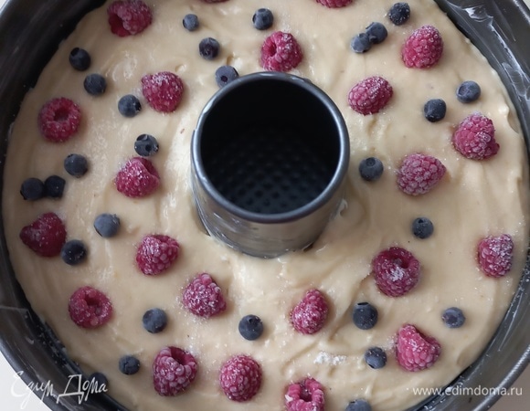 Сверху раскладываем замороженные ягоды. Отправляем в духовку при 180°C примерно на 40 минут. Готовность проверяем зубочисткой.