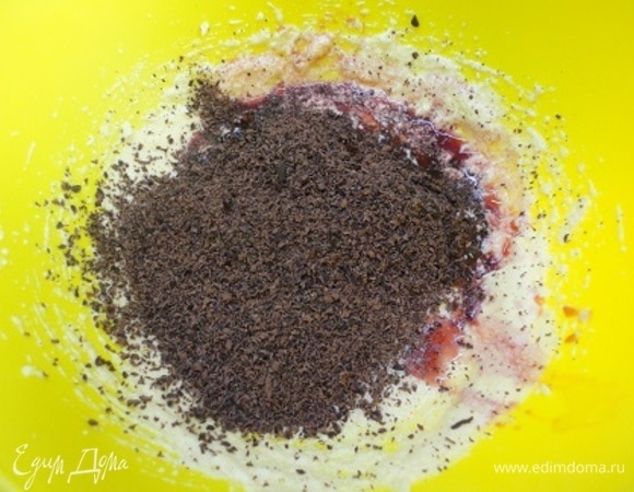 Замороженную вишню заранее разморозить и откинуть на дуршлаг. Сок понадобится для глазури. Масло тоже должно размягчиться при комнатной температуре. Включить духовку на 180°C. Муку смешать с какао и разрыхлителем. Мягкое сливочное масло взбивать с сахаром и солью минут 7–10, затем, продолжая взбивать, по одному ввести яйца. Влить вишневый ликер или вишневую настойку и добавить натертый шоколад. Осторожно перемешать.