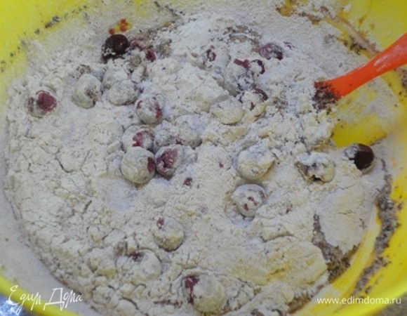 Просеять часть муки к жидкой массе, выложить вишню, затем просеять остальную муку. Так равномернее распределится вишня при перемешивании.