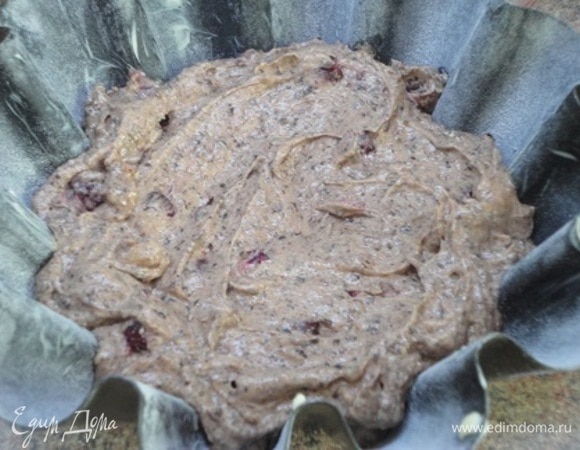 Форму для выпечки смазать сливочным маслом и посыпать мукой. Выложить тесто, разровнять, чтобы в середине было небольшое углубление. Это делается для того, чтобы не получился высокий холмик при выпечке, поскольку готовый кекс предполагается переворачивать на тарелку. Если же вы будете печь в прямоугольной форме, это не принципиально. Выпекать 40–45 минут. Точнее со временем и температурой ориентируйтесь по своей духовке.