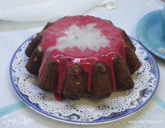 Остывший кекс можно просто посыпать сахарной пудрой, смешанной с какао-порошком, а можно приготовить глазурь. Для этого в сахарную пудру понемногу доливайте вишневый сок или сок лимона до нужной вам консистенции. И выводите узоры, которые вам нравятся.