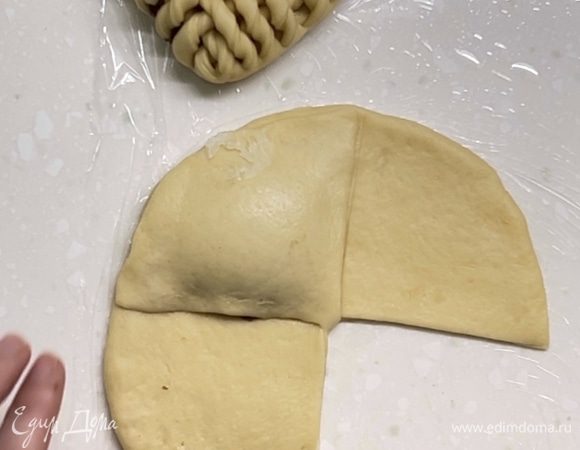 Накрыть этой частью начинку.