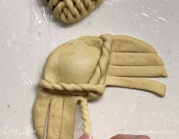 Оставшиеся 2 части разрезать на полосочки. И, скручивая жгутики, по очереди накрывать часть с начинкой.