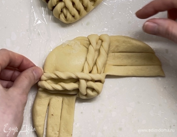 Каждый жгутик немного прятать под низ части с начинкой.