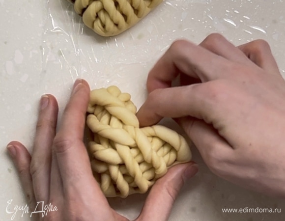 Затем немного придавить в верхней части пальцем и придать форму сердечка.