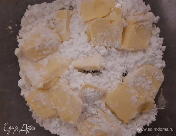 Для теста взбейте масло с сахарной пудрой.