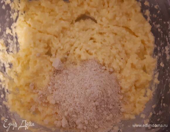 Добавьте яйцо и продолжайте взбивать. Затем всыпьте миндаль и перемешайте.