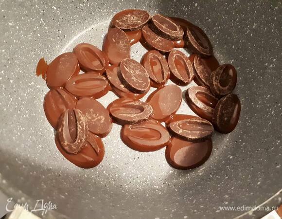 Для намелаки растопите шоколад на водяной бане.