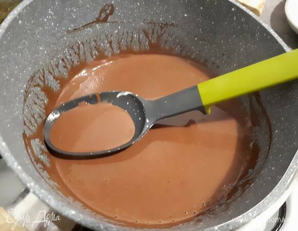 Влейте подогретые сливки по частям. Обычно делят на три части. Необходимо размешивать намелаку до однородной структуры после каждого вливания сливок.