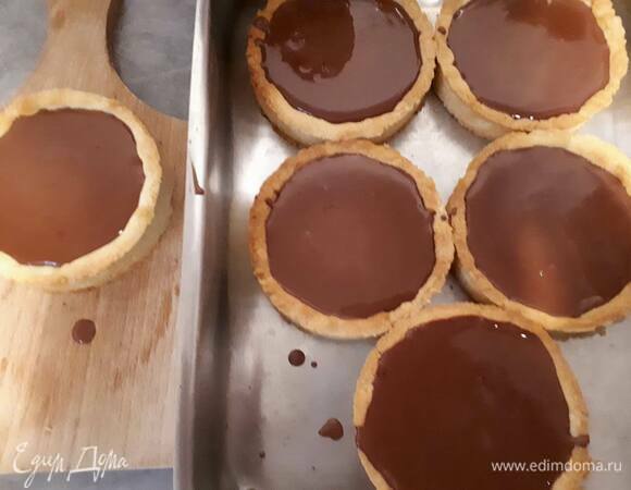 Разлейте намелаку по тарталеткам и поставьте в холодильник на ночь.