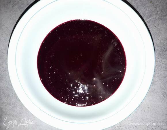 Пюрируйте и процедите через сито.