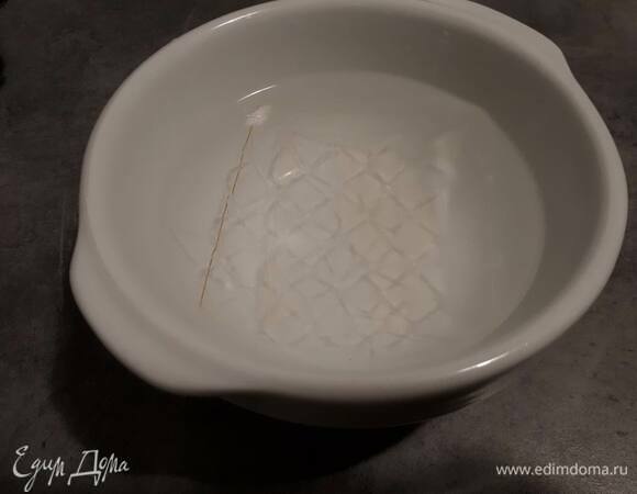 Замочите желатин в воде.