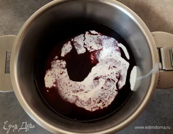 Смешайте сливки и 100 г ченичного пюре. Прогрейте и добавьте желатин.