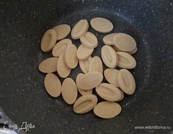 Растопите шоколад на водяной бане.