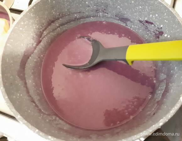 Влейте подогретые сливки по частям, каждый раз размешивая до однородного состояния. Обычно делят на три части. Поставьте в холодильник на ночь.