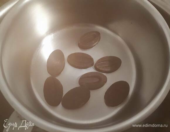 Для шоколадных сердечек растопите шоколад на водяной бане.