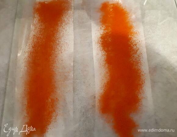 Посыпьте паприкой гитарный лист (или лист пекарской бумаги).