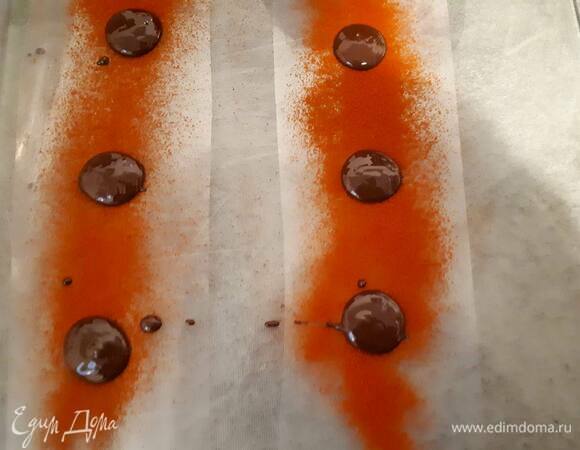 Выложите по чайной ложке шоколада на паприку. Рекомендую сделать не 6 капелек, а чуть больше — для резерва, так сказать.