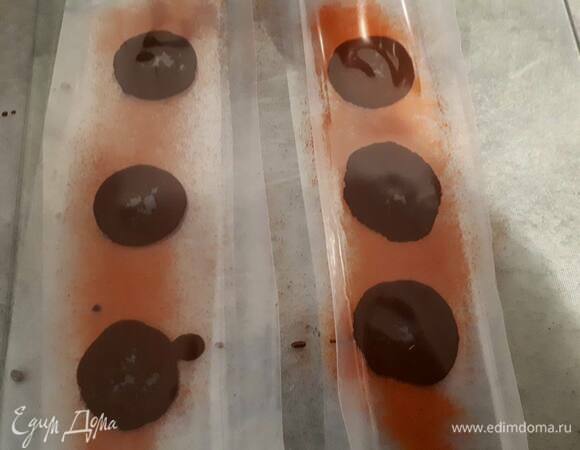 Накройте сверху другим гитарным листом (или пекарской бумагой) и придавите. Оставьте на ночь при комнатной температуре в сухом помещении.