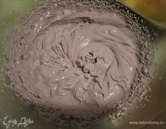 На следующий день взбейте ганаш и выложите его на тарталетки.