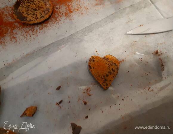 Аккуратно отклейте шоколад и вырежьте сердечки.