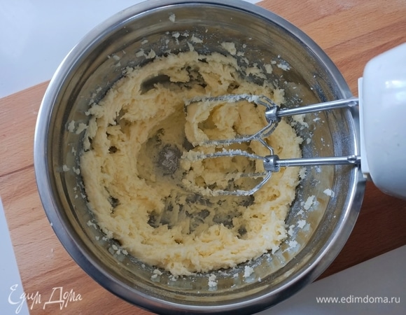 Миксером взбить масло комнатной температуры с сахаром и ванилином.