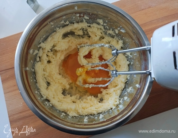 Добавить одно небольшое яйцо и два желтка. Взбить.