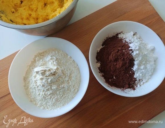 В оду миску отмерить 175 г муки. В другой смешать 145 г муки с какао и сахарной пудрой.