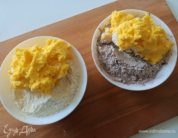 Разделить сливочную массу на две равные части и добавить к муке.