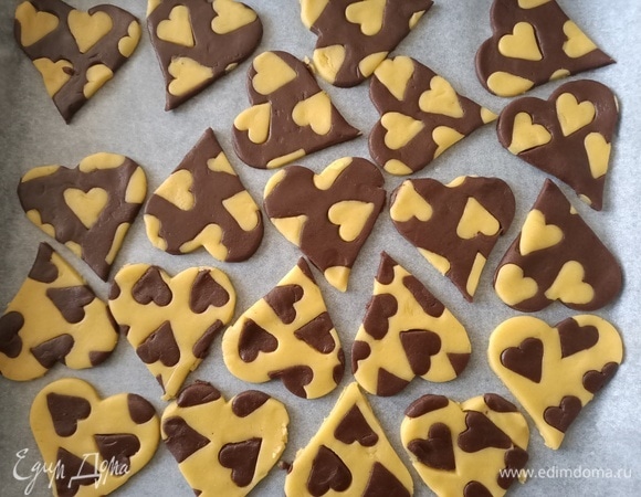 Затем по тесту пройтись немного скалкой и с помощью формочки большего размера вырезать заготовки для будущего печенья.