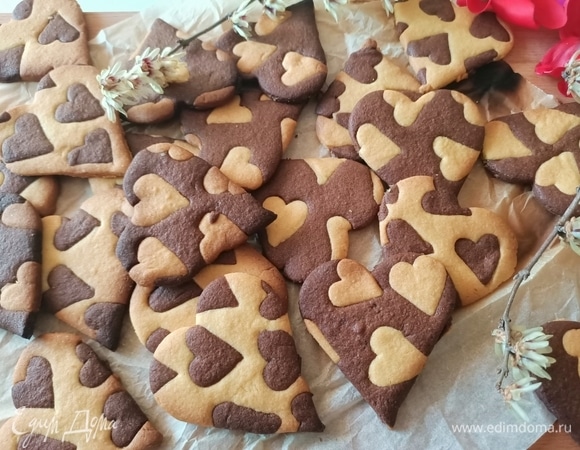 С помощью силиконовой лопатки аккуратно переложить сердечки на противень и отправить в предварительно разогретую до 180°C духовку на 10–15 минут. Готовое печенье остудить и подавать. Приятного аппетита!