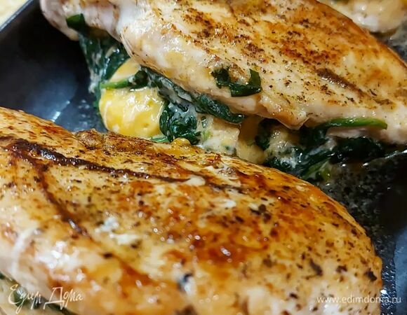 На сковороду влейте каплю оливкового масла, обжаривайте грудки с обеих сторон 3–4 минуты, до золотистой корочки.