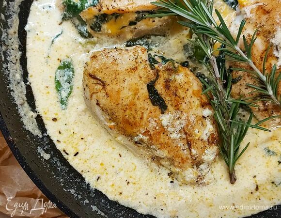 Выложите грудки в отдельную емкость, в остатки жира влейте сливки жирностью 20%, около 200 мл. Прогрейте на слабом огне. Добавьте 100 мл куриного бульона. Помешивая, образуйте однородную плавную массу. Добавьте по горстке чеддера и пармезана, перемешайте. Добавьте свежемолотый перец, сухой чеснок. Соль попробуйте по вкусу. Добавьте еще горстку шпината, тушите 1 минуту.