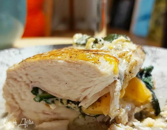 Сделайте медленный огонь, переложите грудки в соус, накройте крышкой и томите 15–20 минут.