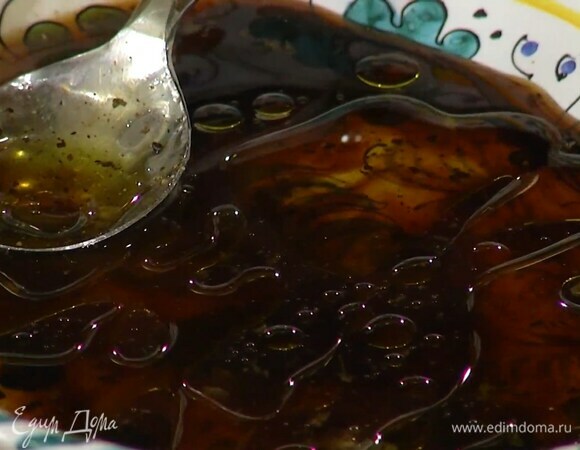 Приготовить маринад: в глубокой миске соединить мед, бальзамический уксус, бульон и оливковое масло, добавить свежемолотый перец и все перемешать.