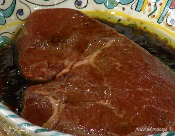 Стейк выложить в маринад и оставить на 30 минут при комнатной температуре или на ночь в холодильнике.