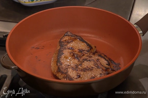 Замаринованный стейк жарить на хорошо разогретой сковороде по 4–5 минут с каждой стороны.