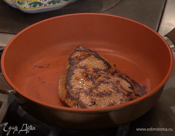 Замаринованный стейк жарить на хорошо разогретой сковороде по 4–5 минут с каждой стороны.