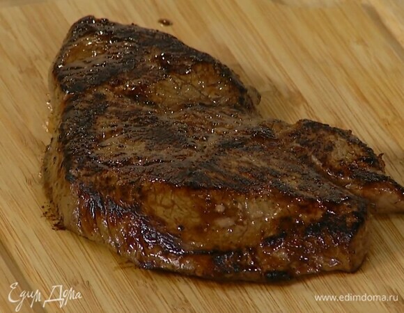 Готовое мясо переложить на деревянную доску или прогретую тарелку и дать отдохнуть 5–7 минут, затем нарезать длинными брусками и выложить на листья салата.