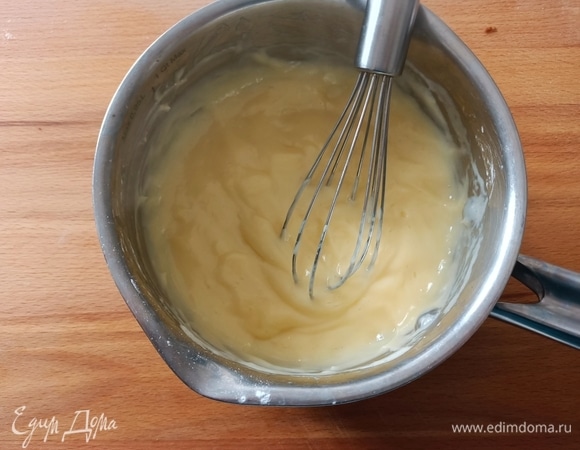 Закипятить молоко. Смешать желток, сахар, ванилин и кукурузный крахмал. Добавить горячее молоко, перемешать. Поставить на огонь и варить до загустения. Готовый крем накрыть пищевой пленкой в контакт.