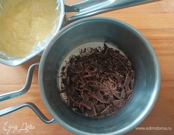 В сотейник с толстым дном влить 50 мл сливок, добавить темный шоколад, поставить на огонь и растопить шоколад. Затем влить кофе и перемешать.