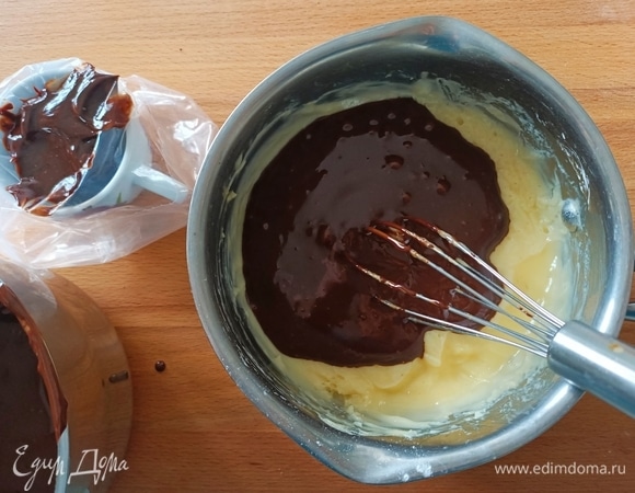 Оставить 3 ч. л. шоколада для украшения, остальной смешать с заварным кремом.