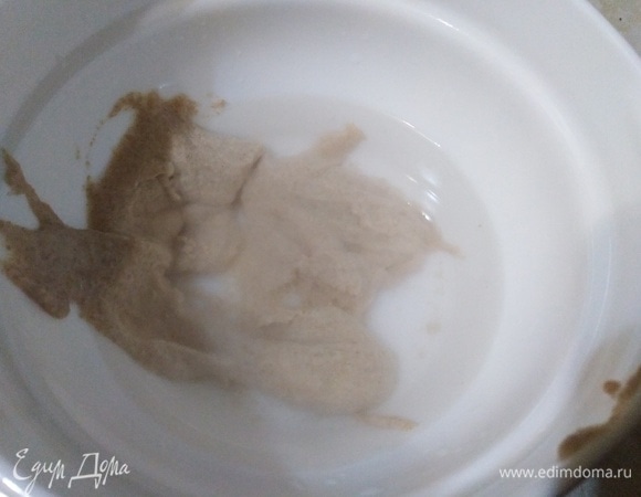 Активную закваску развести водой.