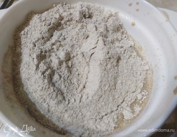 Всыпать муку.