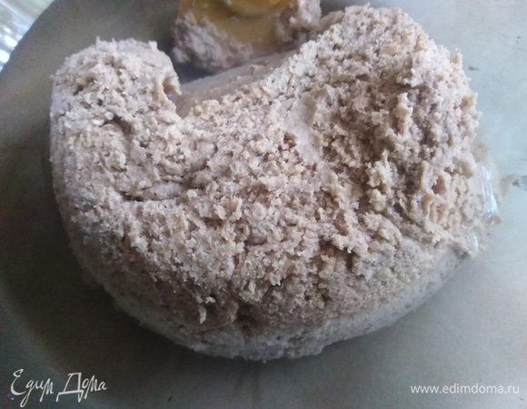 В созревшую опару влить воду.