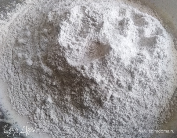 Всыпать муку.