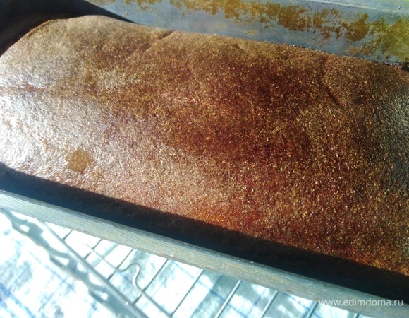 Выпекаем при максимальной температуре в течение 1 часа. Перед тем как убрать тесто в духовку, верхушку сбрызнуть водой. После выпекания, не вынимая хлеб из духовки, снова сбрызнуть верх водой. Достать из формы. Остудить на решетке. Затем завернуть в полотенце. Хлеб после выпекания дозревает еще в течение 10–12 часов.