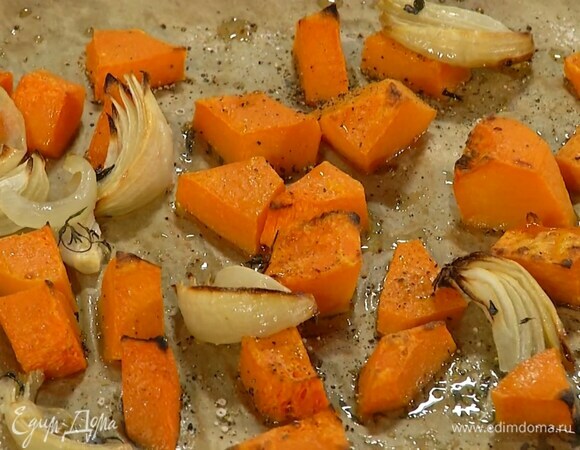 Лук почистить, нарезать дольками и выложить к тыкве, полить все 1–2 ст. ложками оливкового масла, посыпать зирой, слегка посолить, поперчить и запекать в разогретой духовке до готовности.