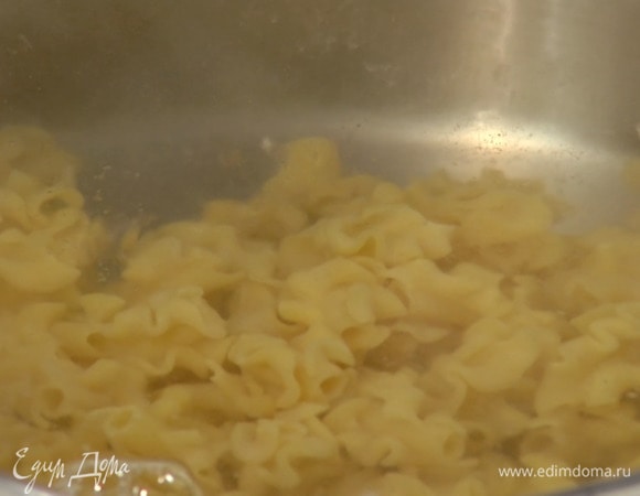 Макароны отваривать в подсоленной воде на 1 минуту меньше, чем указано на упаковке, затем воду слить и сохранить.